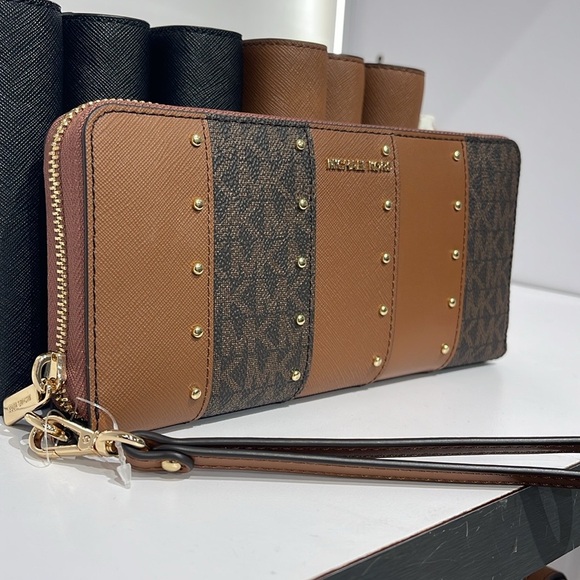 MICHAEL KORS Large Continental Studded Patchwork and Signature Logo Wallet Phone - Picture 1 of 16